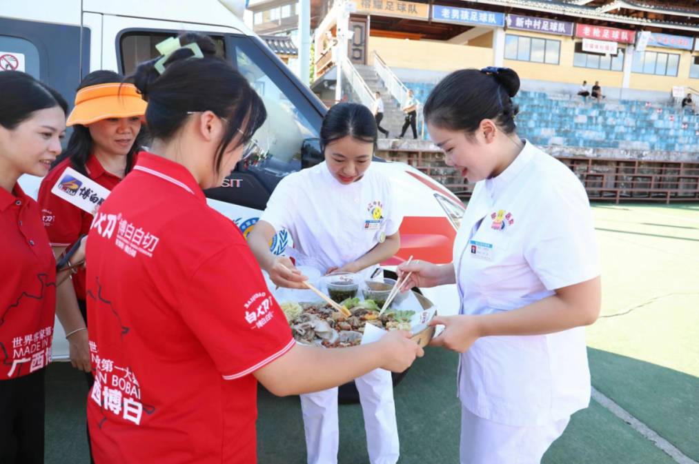 博白美食亮相贵州“村浩瀚体育平台超”球迷游客纷纷点赞(图4)