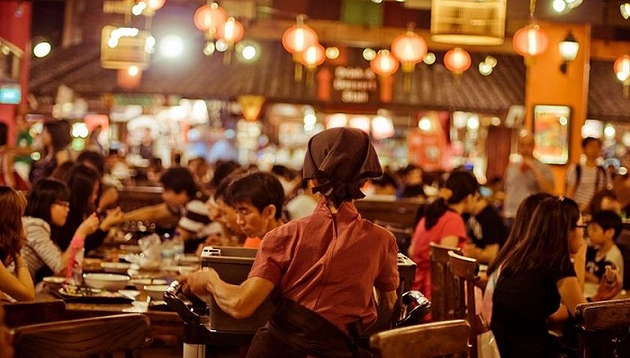 浩瀚体育平台餐饮店一桌难求 小吃摊排起长龙(图1)