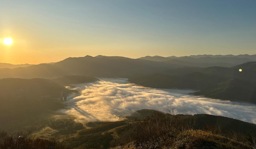 浩瀚体育app下载色彩斑斓的秋日北海道美食与自然的交响之旅(图1)