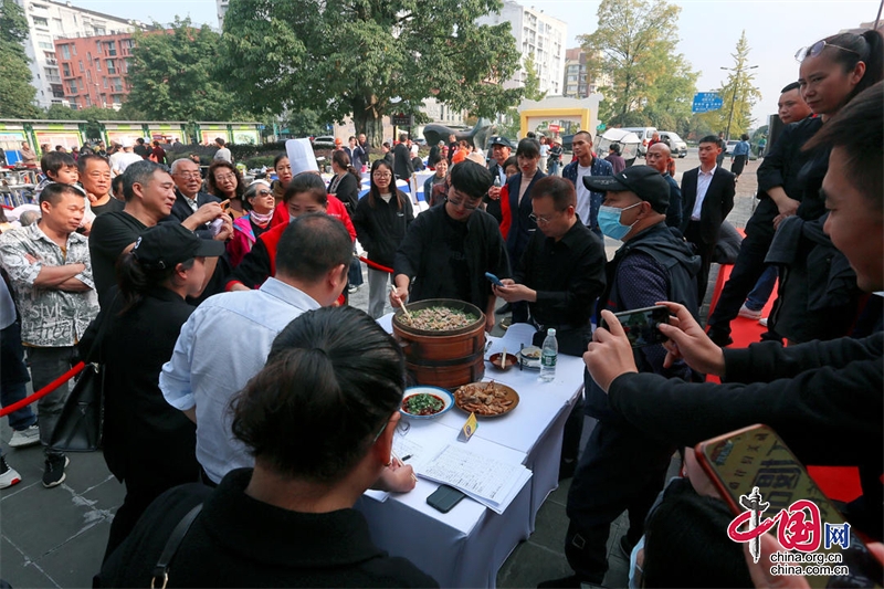 美食做“媒”经济唱“戏” 都江堰“茅茅说食话”美食之旅完美收官浩瀚体育app下载(图1)