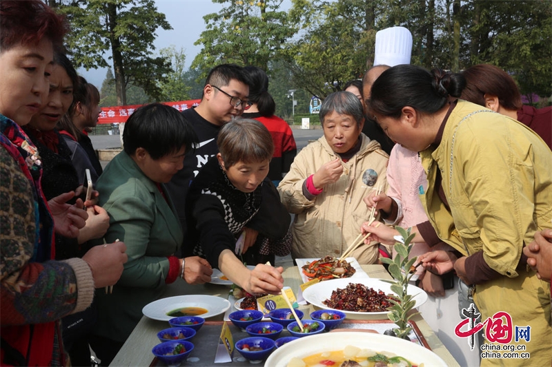 美食做“媒”经济唱“戏” 都江堰“茅茅说食话”美食之旅完美收官浩瀚体育app下载(图4)