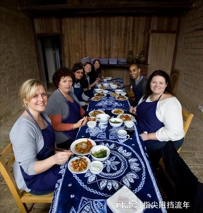 浩瀚体育中国美食掀狂潮轻松“拿捏”外国人老外：排队晚了吃不上了！(图6)