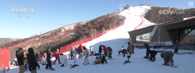 浩瀚体育“冷”冰雪带来“热”经济 餐饮住宿人气旺 滑雪装备等销售火爆(图4)