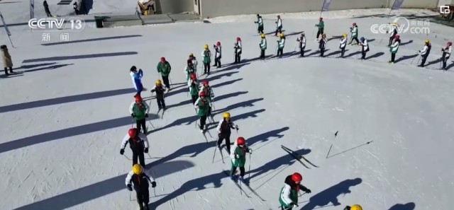 浩瀚体育“冷”冰雪带来“热”经济 餐饮住宿人气旺 滑雪装备等销售火爆(图1)