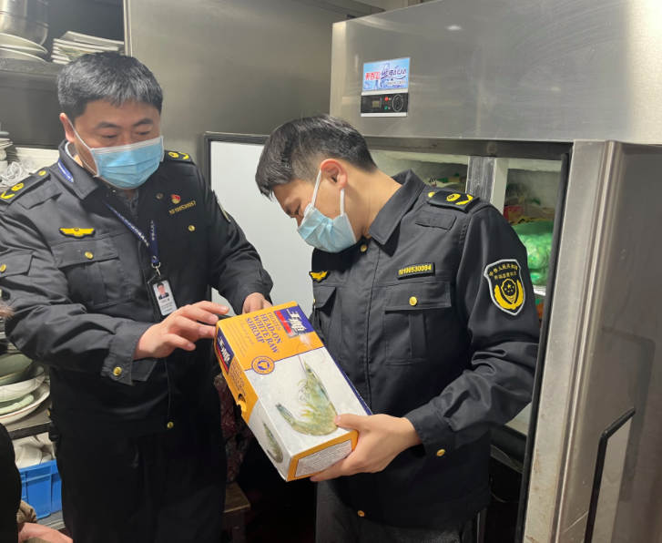 浩瀚体育平台江苏省仪征市市场监管局开发区分局三措并举开展“年夜饭”餐饮单位专项检查(图1)