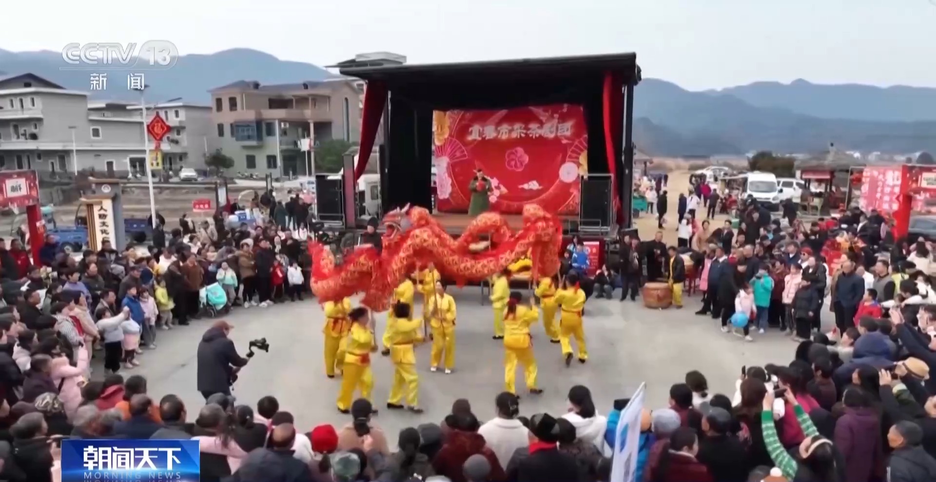 赏灯、看戏、赶大集、尝美浩瀚体育食……春节临近各地年味浓(图6)