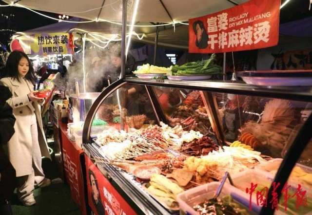 重庆：新春夜市人气旺 美食飘香年味浓浩瀚体育平台(图1)