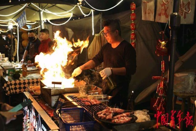 重庆：新春夜市人气旺 美食飘香年味浓浩瀚体育平台(图2)