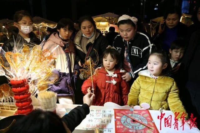 重庆：新春夜市人气旺 美食飘香年味浓浩瀚体育平台(图5)