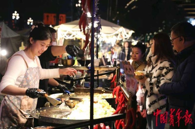 重庆：新春夜市人气旺 美食飘香年味浓浩瀚体育平台(图6)