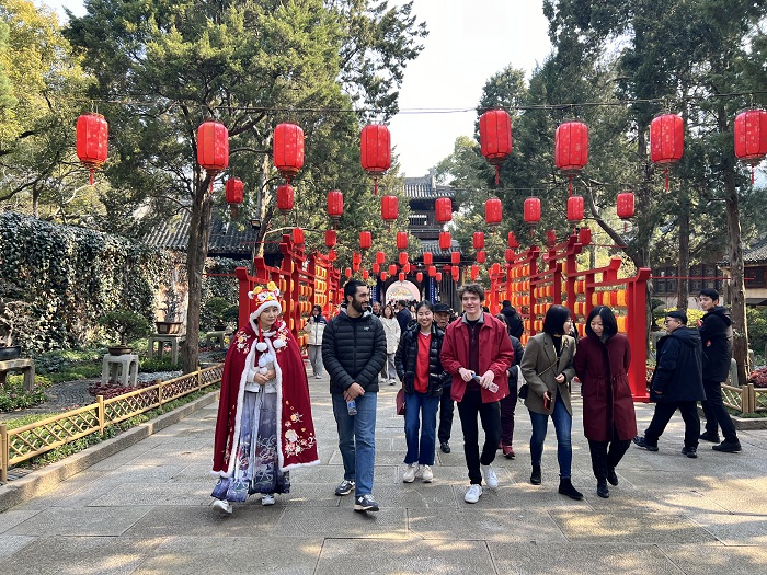 【锦绣浩瀚体育中国年】品美食、赏非遗美国留学生沉浸式体验“传统中国年”(图1)