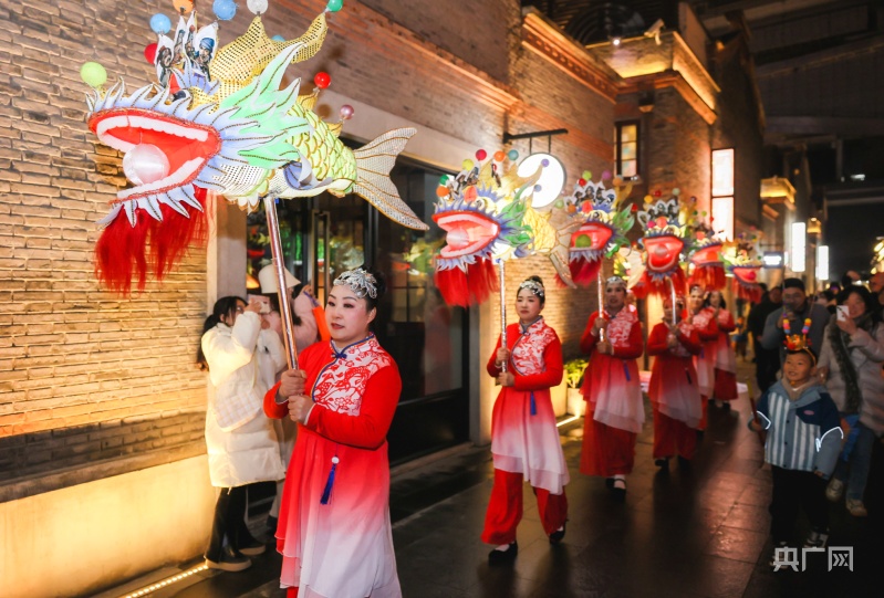 浩瀚体育app下载非遗“鸬鸟鳌鱼灯”首登今潮8弄 “弄堂元宵美食集”热闹开市(图1)