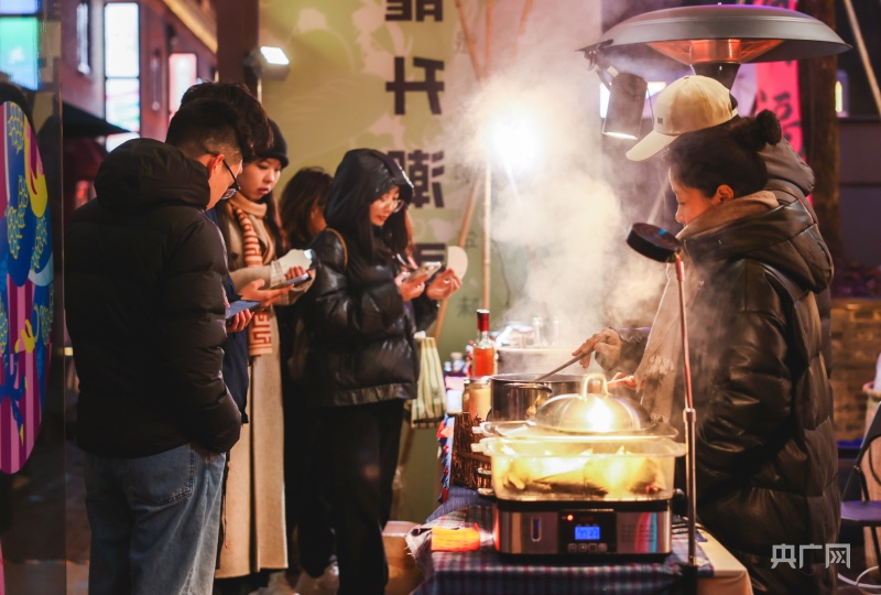 浩瀚体育app下载非遗“鸬鸟鳌鱼灯”首登今潮8弄 “弄堂元宵美食集”热闹开市(图2)