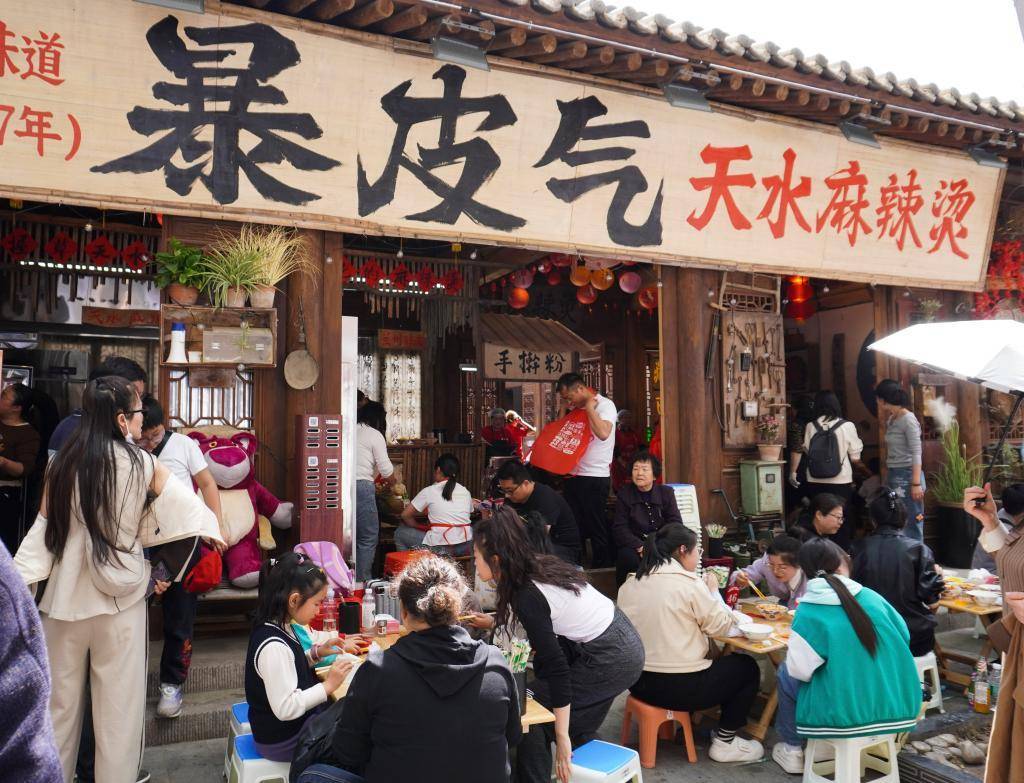 五一出行看保障丨吃得放心！节前探访多地餐饮市场浩瀚体育(图1)